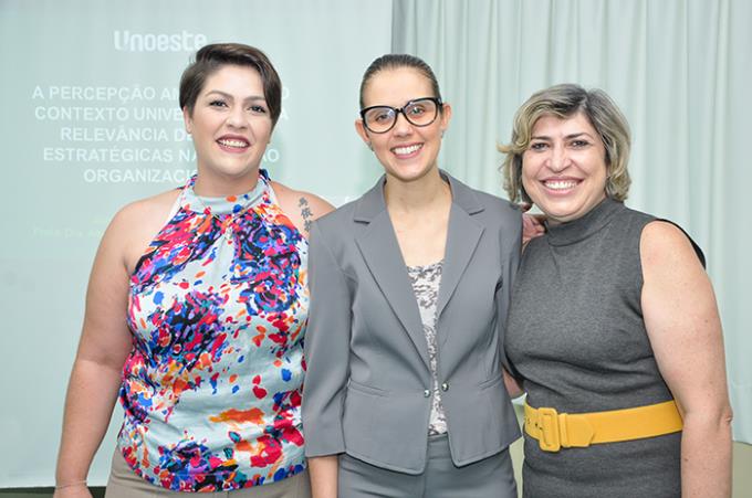 Aline Blasechi entre a avaliadora Dra. Maíra e a orientadora Dra. Alba