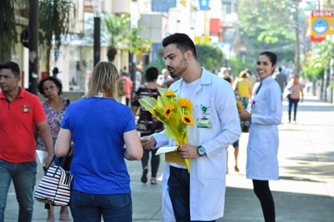 Panfletagem e orientação por estudantes do curso de Medicina para transeuntes no calçadão da Maffei