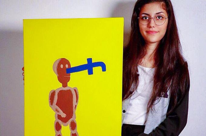 Thalita, de Artes Visuais, com um dos quadros de sua autoria: “A mentira do Facebook”; no show participará com exposição fotográfica