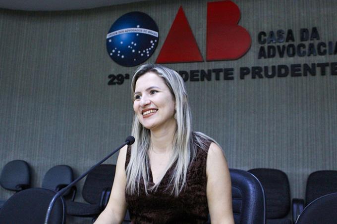 Formada em Direito pela Unoeste, Évelin Cardoso se destaca como advogada na área Penal e é atuante na OAB Prudente e seccional de São Paulo