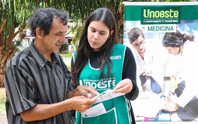 Medicina realiza ação de prevenção ao câncer do intestino