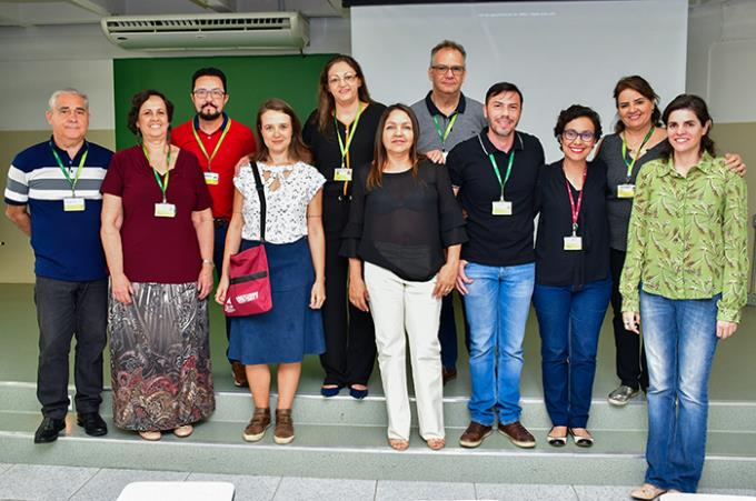 Professores de Artes Visuais e Música ao lado da palestrante da noite e dos coordenadores Fernanda Mello e Valter Trevisan