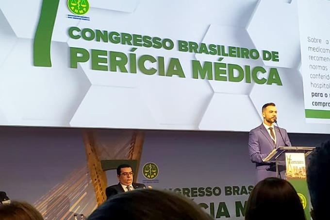 José Oliveira Filho, médico e coordenador da Medicina em Jaú, durante apresentação de seu trabalho no Congresso Brasileiro de Perícias Médicas