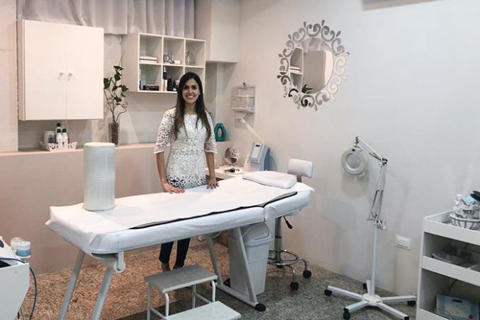 Camila de Lima Sales Norbiato se formou em Estética e hoje atua com tratamentos faciais, corporais e coaching de emagrecimento consciente