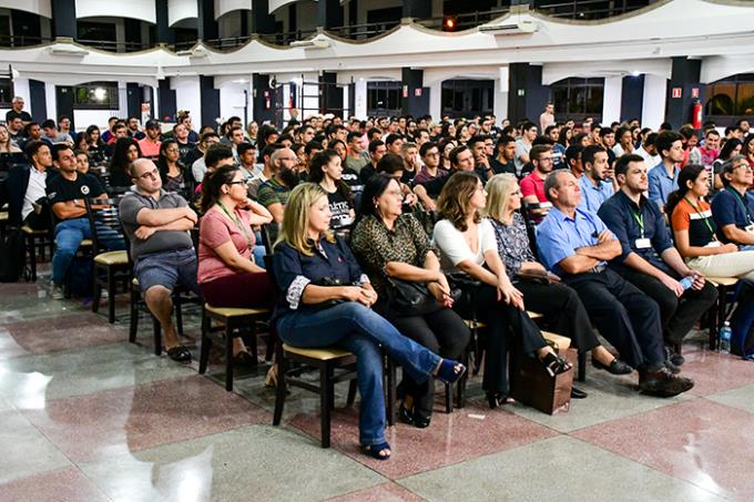 Palestras noturnas são realizadas no Salão do Limoeiro; jornada conta com quase 350 participantes