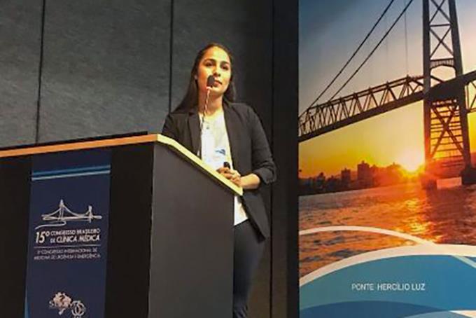 Letícia Rocha Magalhães apresentou trabalho selecionado entre os dez melhores do congresso