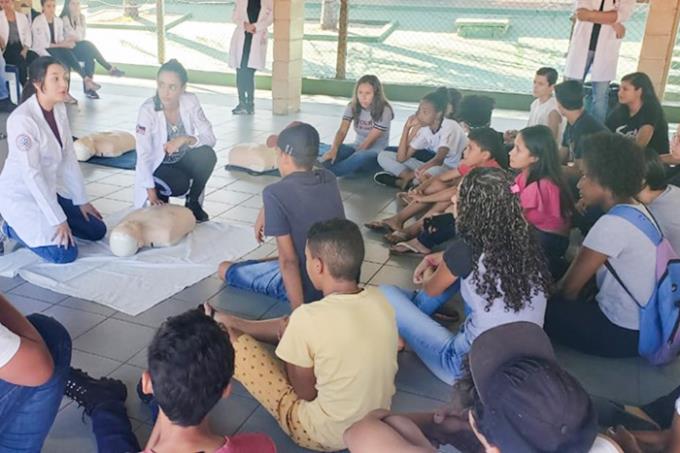 Feira de ciências em escola pública tem simulação de socorro