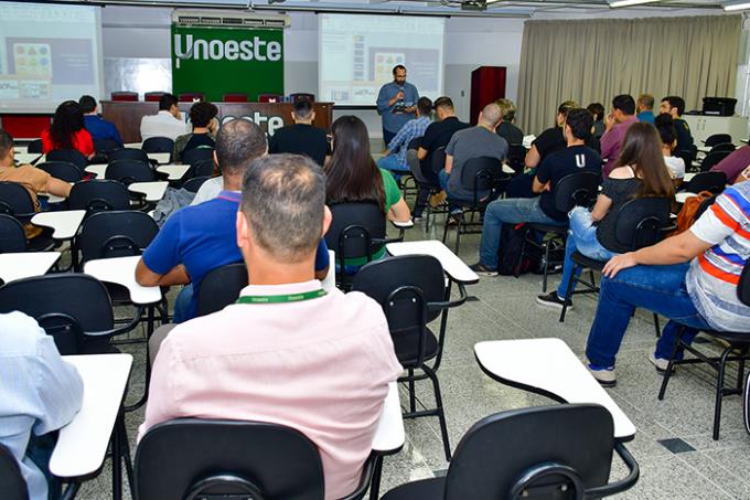 Exigências de mercado de trabalho vão além do diploma