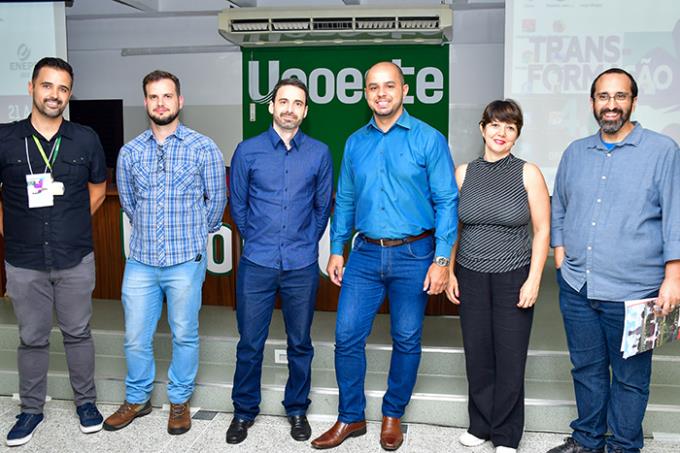Palestrantes e docentes da Unoeste, na mesa-redonda da noite de quarta