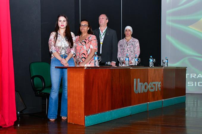 Mesa principal de abertura com a presidente do DA, Juliana Bortolan, professora Rosângela Ferreira, Dr. Luis Ortega e Dra. Amouni