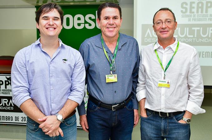 Dr. Gustavo Spadotti recepcionado pelo coordenador de Agronomia, Dr. Carlos Tiritan, e pelo pró-reitor Acadêmico, Dr. José Eduardo Creste