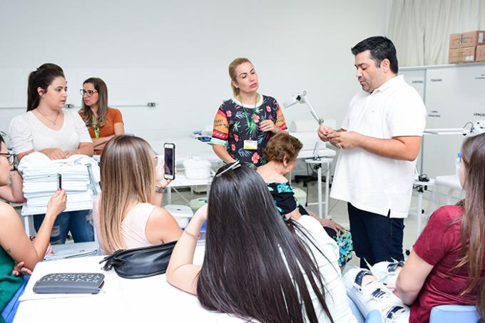 Marcos Sanches Rodrigues ministrou minicurso sobre bandagem elástica e palestrou sobre a medicina germânica na estética