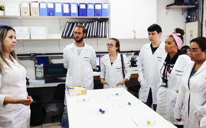 Alunos visitam laboratório e acompanham rotina do local