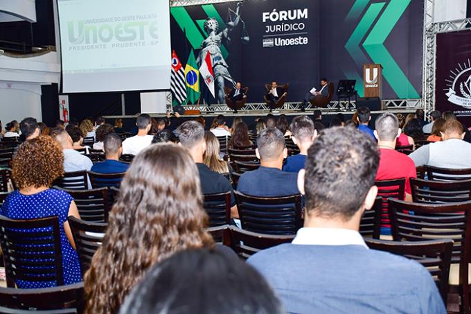Fórum Jurídico reúne profissionais de renome nacional