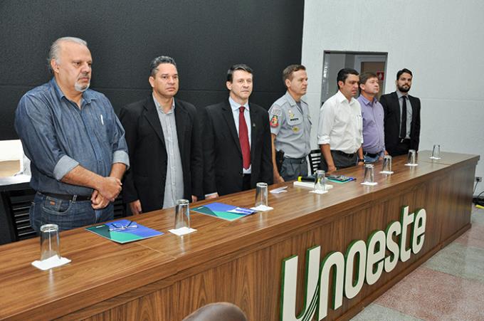 Composição da mesa: Itamar Silva, Demerson Dias, Eduardo Guelfi, coronel Franco, Murilo Campos, Júlio do Carmo e Fernando Tolomei