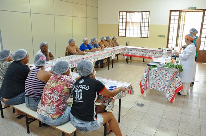 Nutrição ensina receitas com produtos de baixo custo