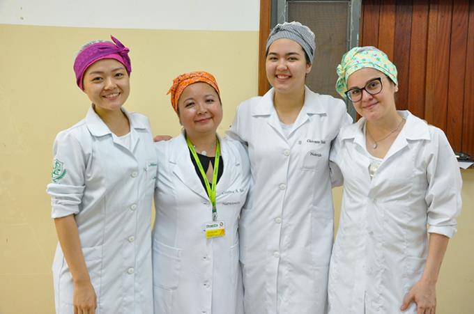 Milena Tatizawa, professora Cristina Kuba, Giovana Seki e Gabriela Franke