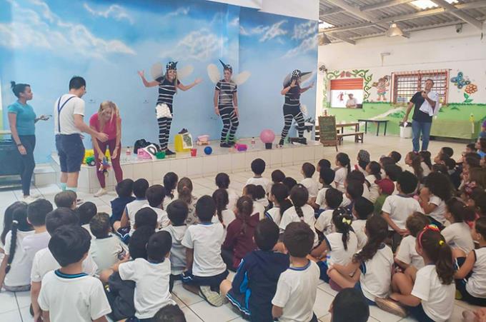 Teatro conscientiza crianças sobre combate à dengue