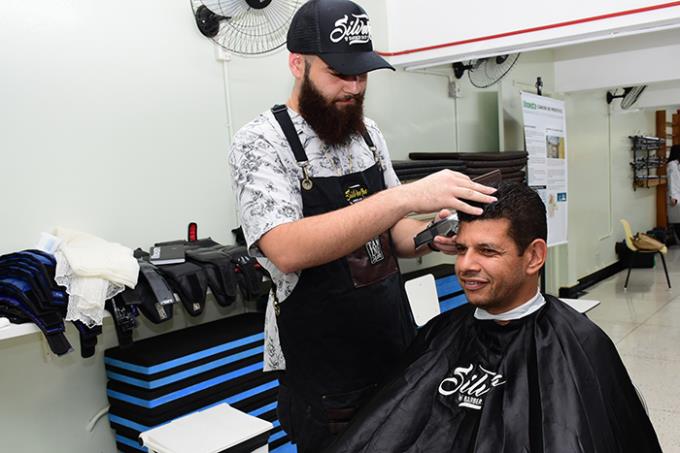 Corte de cabelo com barbeiros profissionais agradou os participantes
