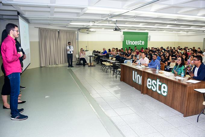 Futuros administradores apresentam modelos de negócios 