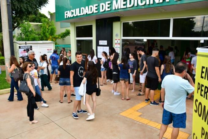 Candidatos em frente ao campus na cidade que é considerada a terra do calçado feminino