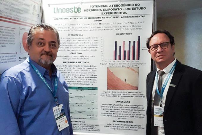 Maia com o avaliador dos trabalhos no evento, o professor Dr. Paulo Roberto Zétola