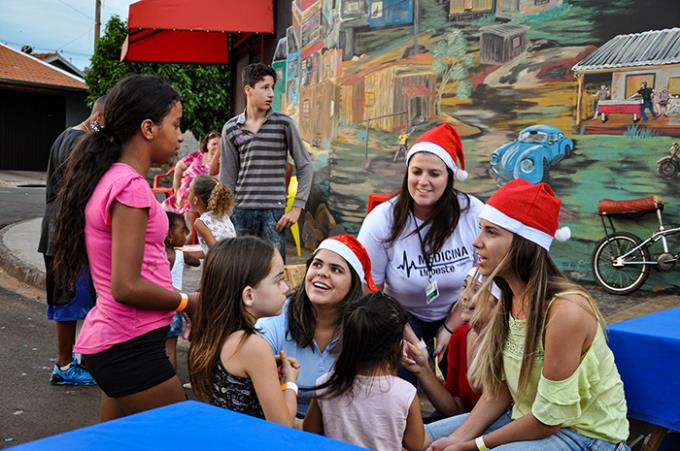 Universitários promovem ação de Natal em bairro carente
