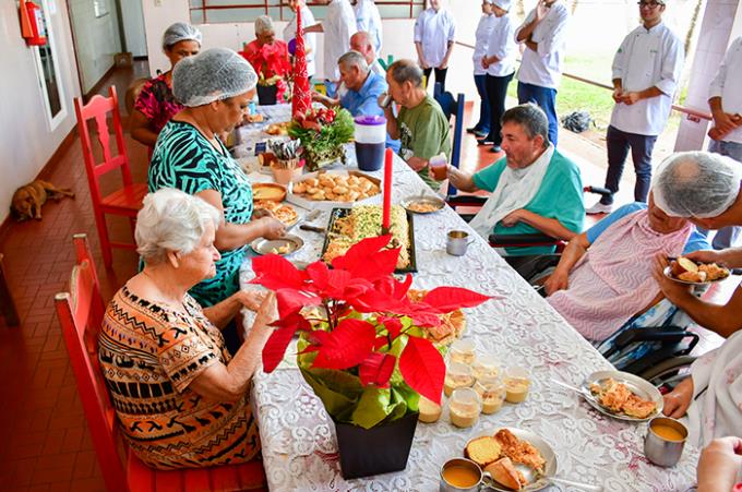 Gastronomia realiza festa de Natal para idosos em Machado