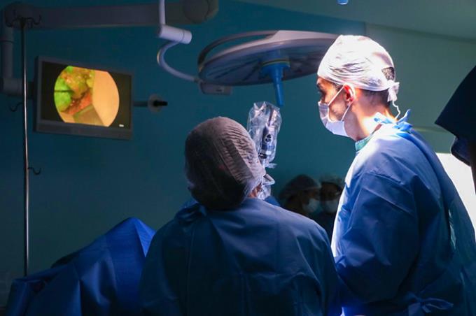 Professor da Unoeste realiza cirurgia inédita no Brasil 