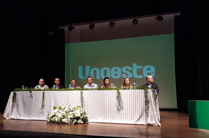 Mesa principal: José Carlos Simões, Geraldo Oliveira, Victor Hugo Canasiro, Válter Suman, Andressa Rezende, Erika Suzigan e Urbano Bahamonde