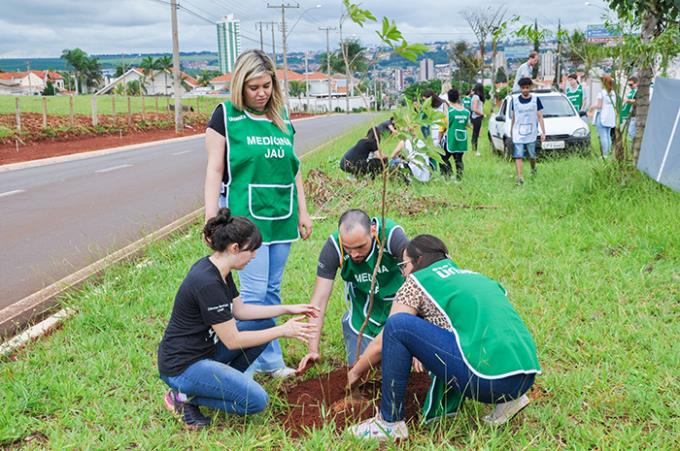 Plantio de árvores dá início a Trote Sustentável da Medicina