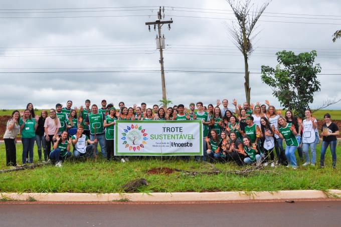 Estudantes, professores e representantes do Horto Municipal de Jaú após plantios de árvores