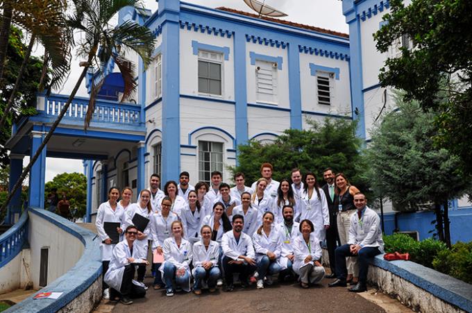 Estudantes, com representantes da Unoeste e da Santa Casa, na primeira área construída em 1906