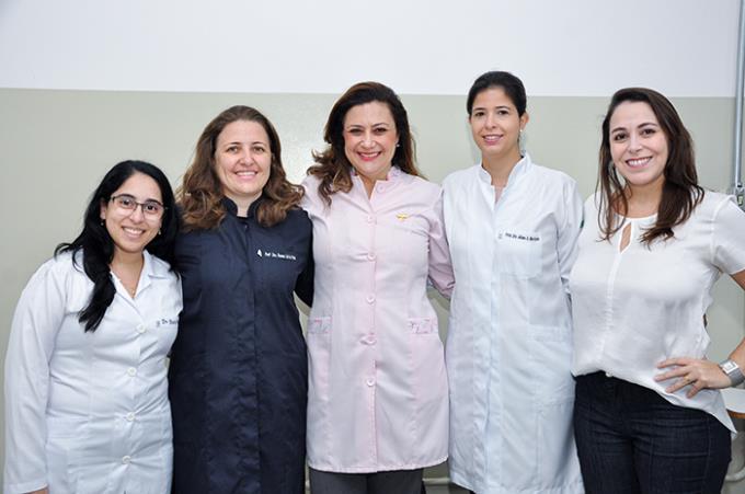 Beatriz com as doutoras Rosana, Luciana, Juliane e Graziela