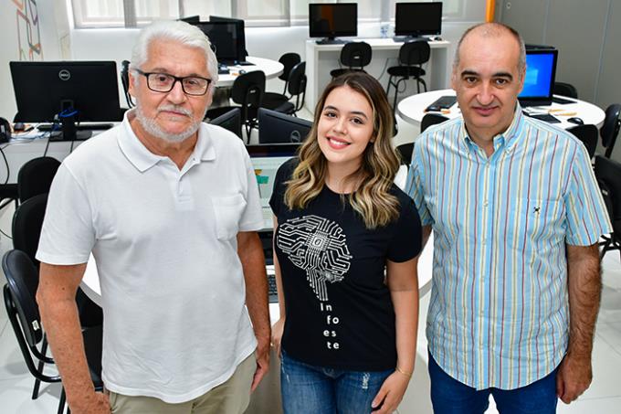 Nathalia ao lado do diretor da Fipp, Moacir Del Trejo, e do coordenador do curso de Sistemas de Informação, Haroldo Cesar Alessi
