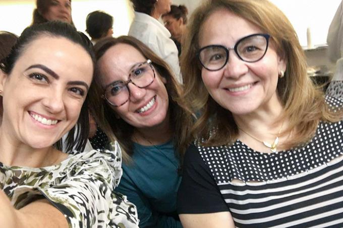 Dra. Maria Cristina Alves Corazza com Aline Pessoa e Janaína Regina, representantes da Comissão de Ensino