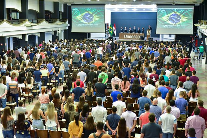 Quase mil pessoas compareceram no campus II da Unoeste na noite dessa segunda-feira (9)