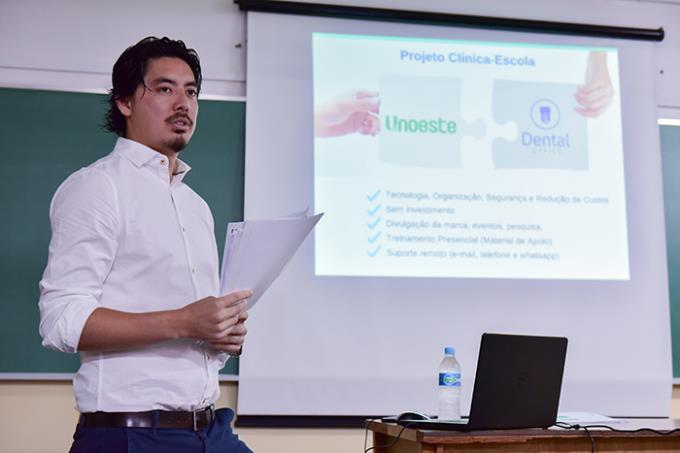 Fernando Shibata, da empresa Dental Office, em treinamento para professores, estudantes e funcionários do curso de Odontologia