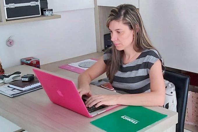 Professora Fernanda destaca o esforço dos docentes para motivar os alunos e, ao mesmo tempo, ensiná-los com qualidade