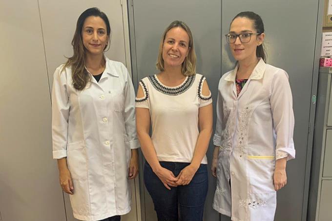 Professoras da Enfermagem Pamella Cacciari e Daniela Damaceno com a enfermeira da VEM Marília Wittica (centro)