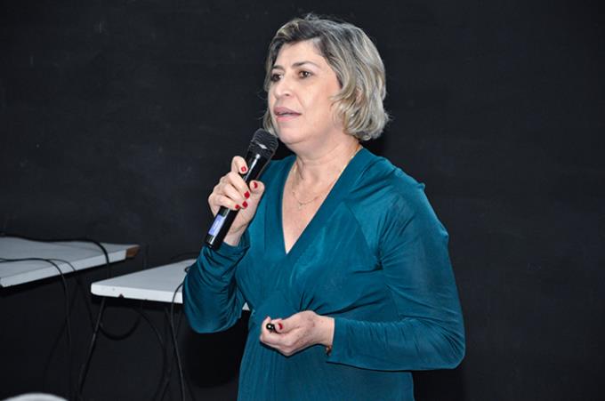 Dra. Alba Arana: mestrado e doutorado que promovem o comprometimento
