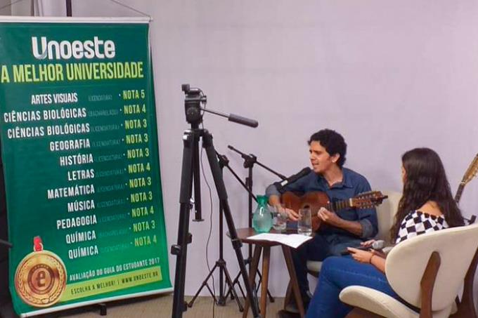 Gustavo Henrique e Thaís da Cunha, dos cursos de Música e Pedagogia, fizeram apresentação musical na abertura das atividades