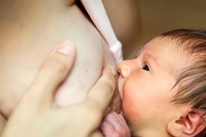 Leite materno é muito rico em qualquer idade da mulher