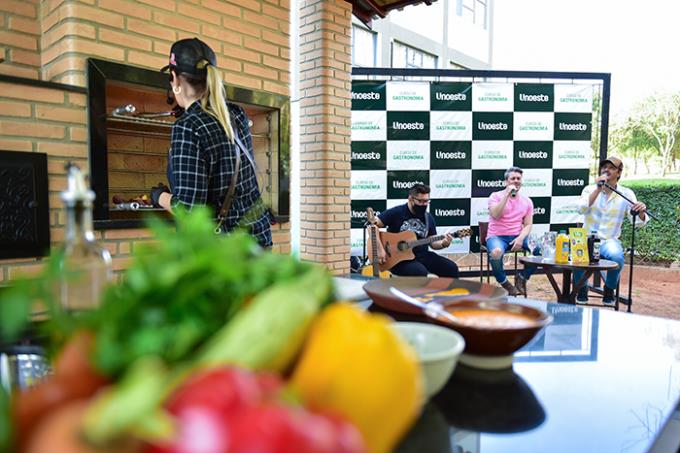 Música sertaneja e churrasco animam live solidária 