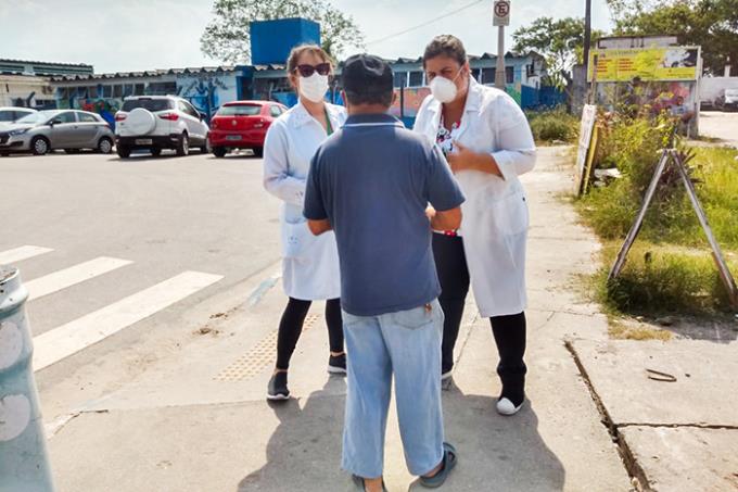 Alunos de Medicina orientam sobre o uso correto de máscaras