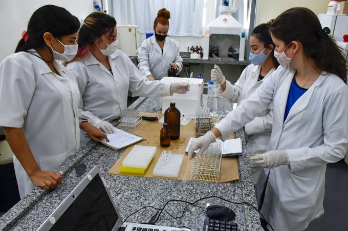 Dra. Adriana e estudantes em atividade no Laboratório de Bioquímica, no Cevop