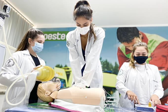 Em Prudente, Jaú e Guarujá, Medicina Unoeste é referência