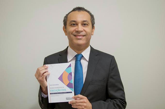 Professor da Unoeste publica livro jurídico na área cível