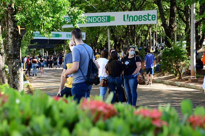 Jovens compartilham expectativas em dia de vestibular