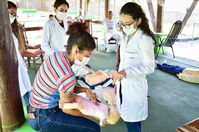 Alunos de Medicina promovem ações de saúde aos idosos